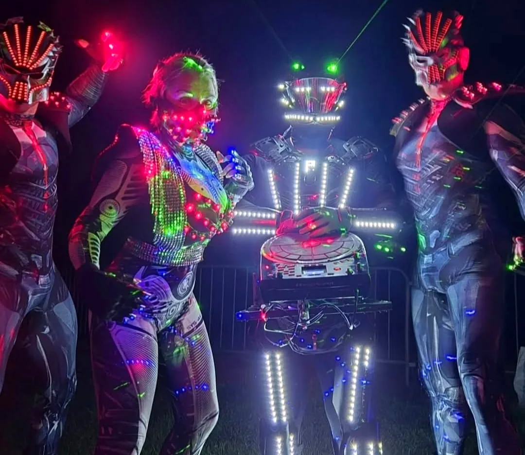 Artistes LED CALL Prod en extérieur de nuit