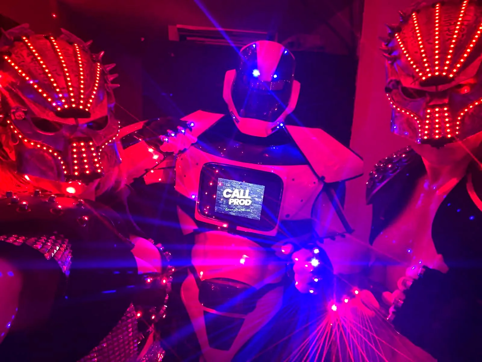 Groupe laser CALL Prod avec robot et faisceaux bleus