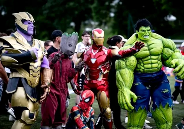 Parade superhéros CALL Prod dans un parc, public familial